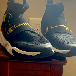 Champion shoes 6Y size 🌟